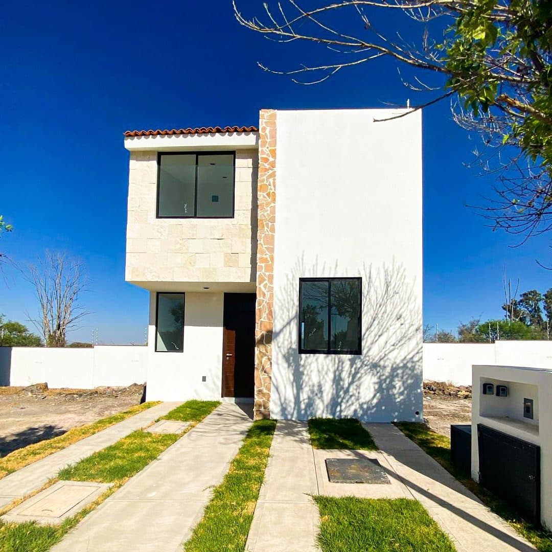 Casa con recámara en planta baja Cd. Maderas (Marques)