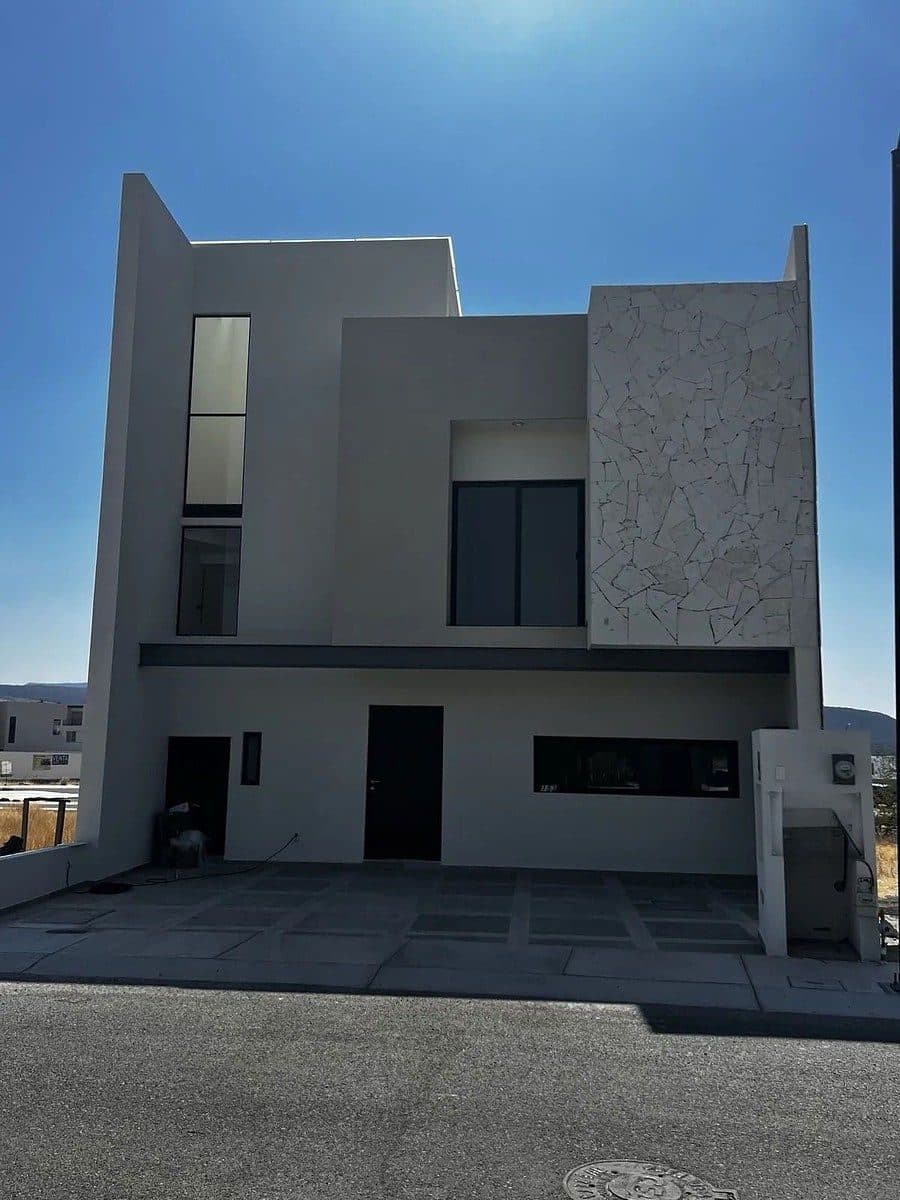 Casa en VENTA en Valle de Juriquilla | 4 recámaras (una en PB) + Roof Garden